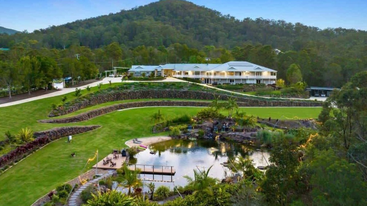 Gold Coast City House | King Beds - Ensuites - Sleeps 20 - Cinema - Lake