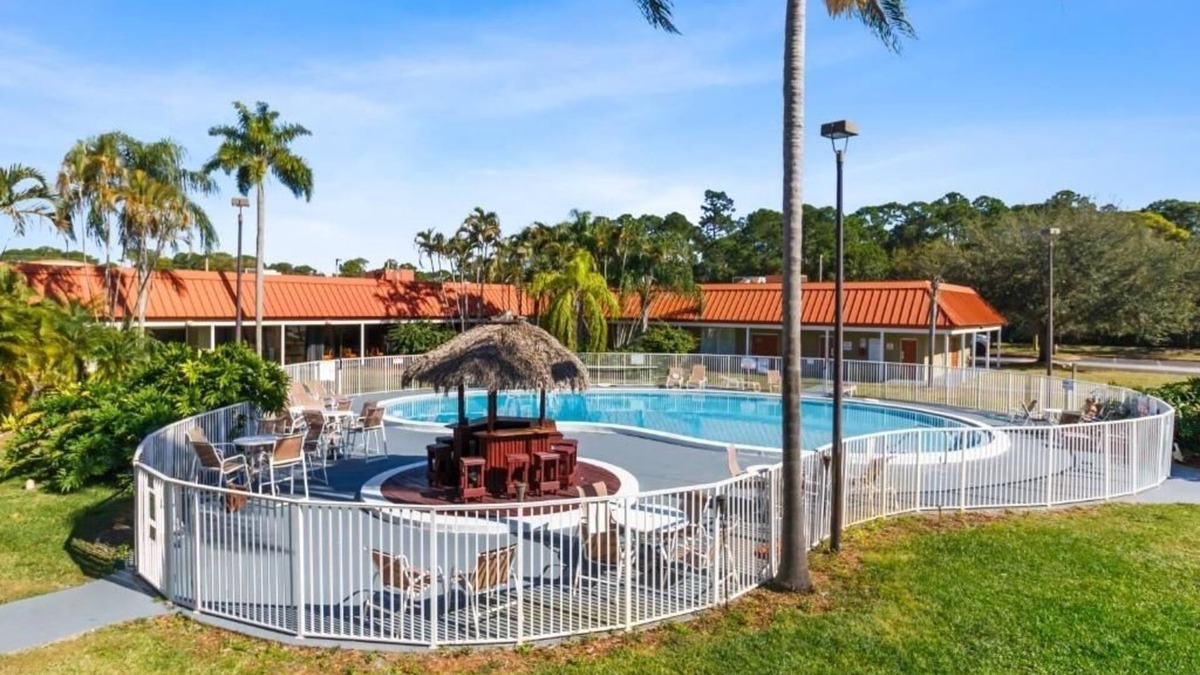 Vero Beach Hotel | King Deluxe | Family Friendly w/ Free Coffee and Tea | Vero Beach Inn and Suite