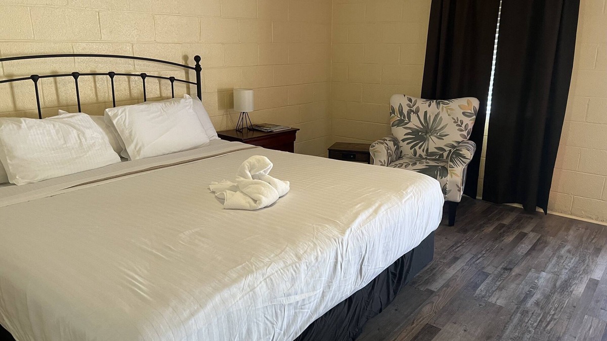Mount Ida Apartment | King Guest Room located at the entrance to Mountain Harbor just 2 1/2 miles from Lake Ouachita. by RedAwning