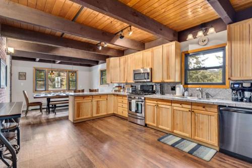 Idaho Springs House | King of the Mountain. Private Hot Tub. Pets allowe