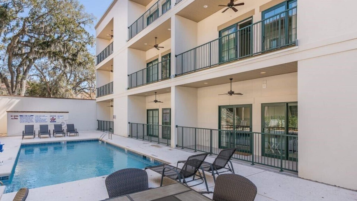 King City Condo | King one-bedroom condo w/pool in the SSI Village area Unit 2301