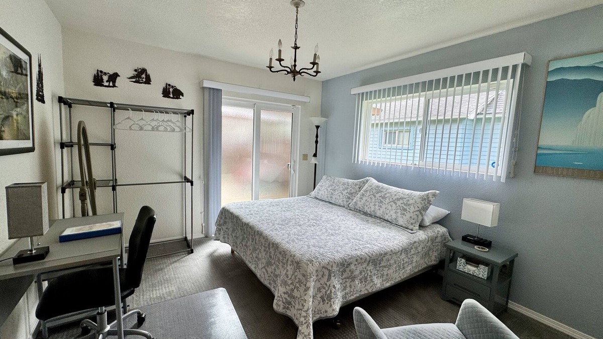 Aberdeen Bed & Breakfast | King Private Room-Dogs, Big or little, are Always Welcome