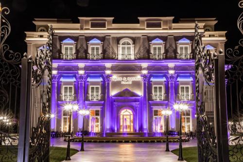 Mbrostar-Urë Hotel | King & Queen Boutique Hotel