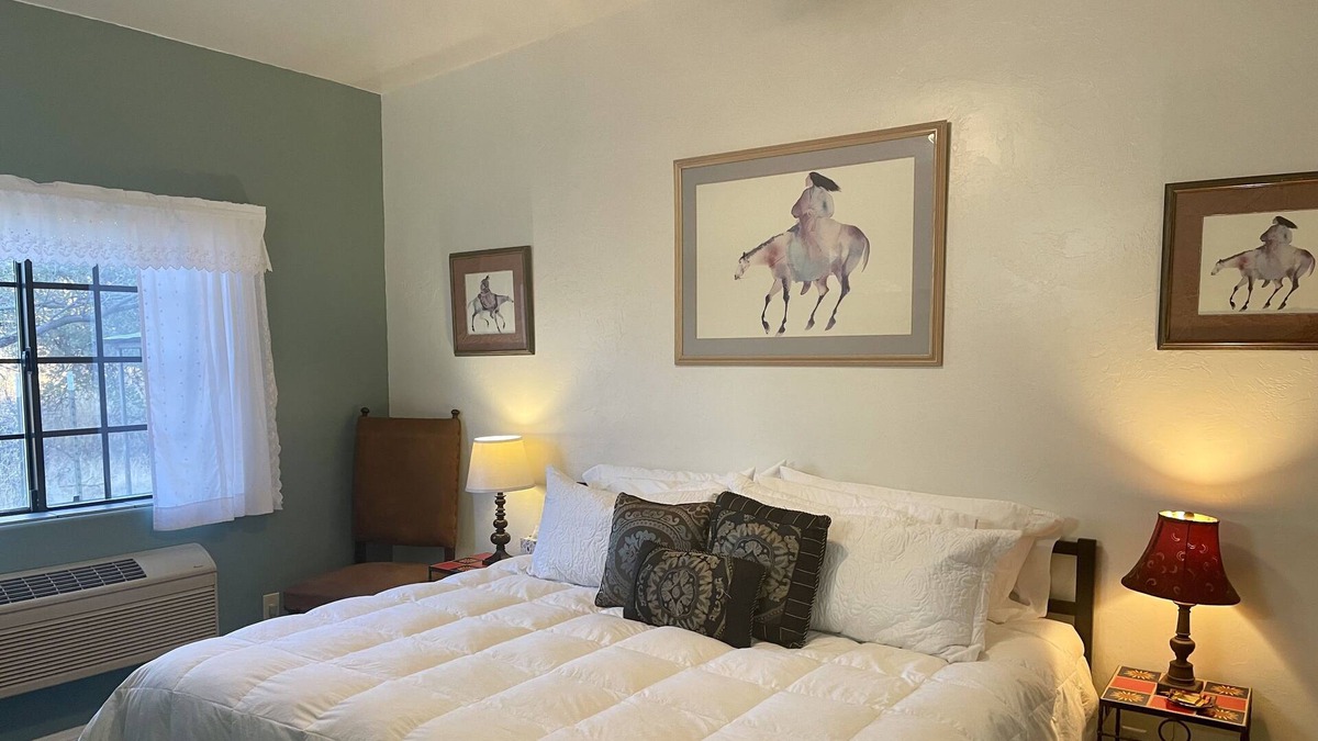 Pearce Bed & Breakfast | King room in a beautiful, and well established country inn on14 forested acres.