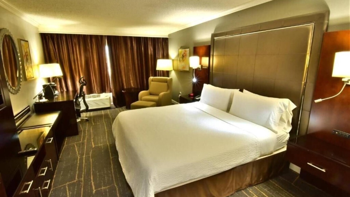 Orlando Apartment | King Room Near East Orange Park ORL