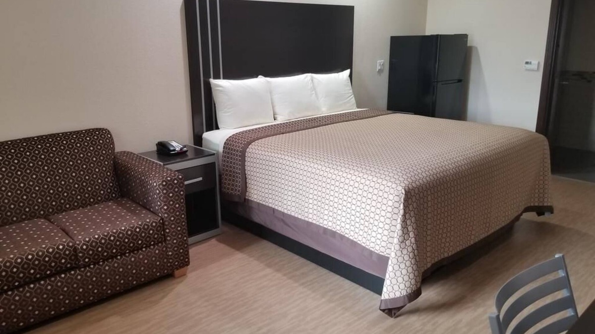 Bay City Hotel | King Room, Scottish Inns & Suites, Soundproof Rooms, Near Shops and Restaurants