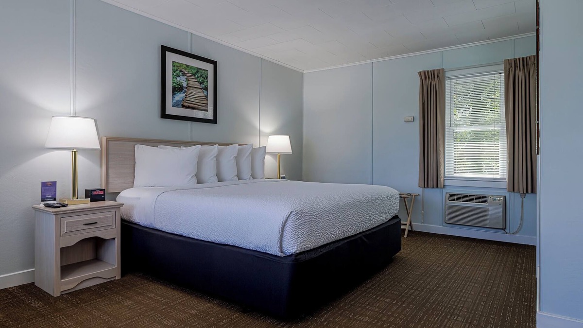 Bar Harbor Hotel | King Room w/Breakfast Included