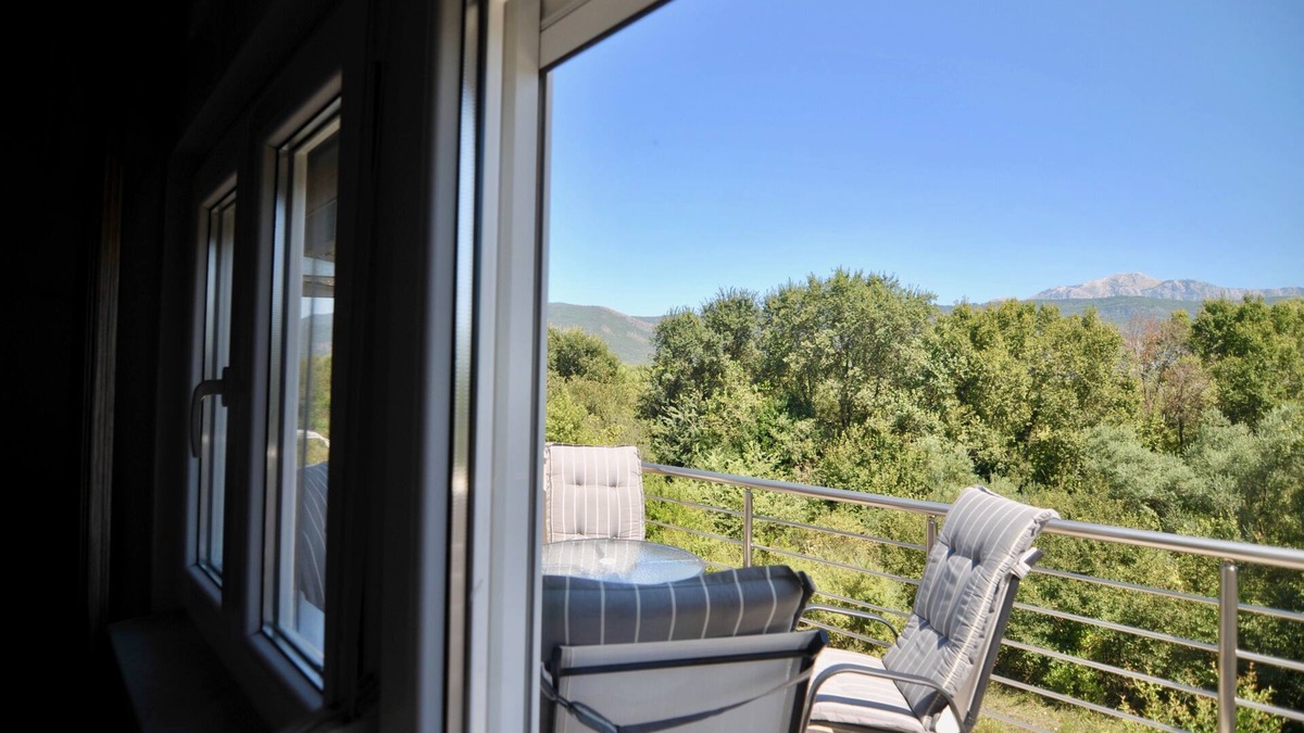 Tivat Apartment | King Room with Balcony Mountain View