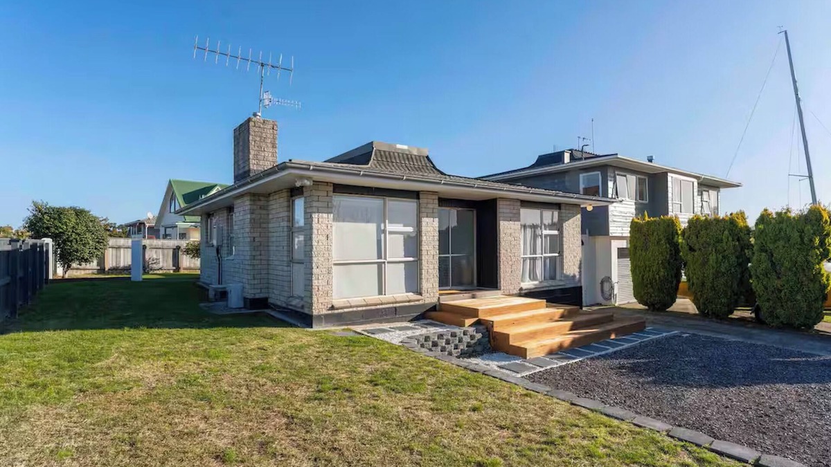 Two Mile Bay House | King's Crossing - Taupo