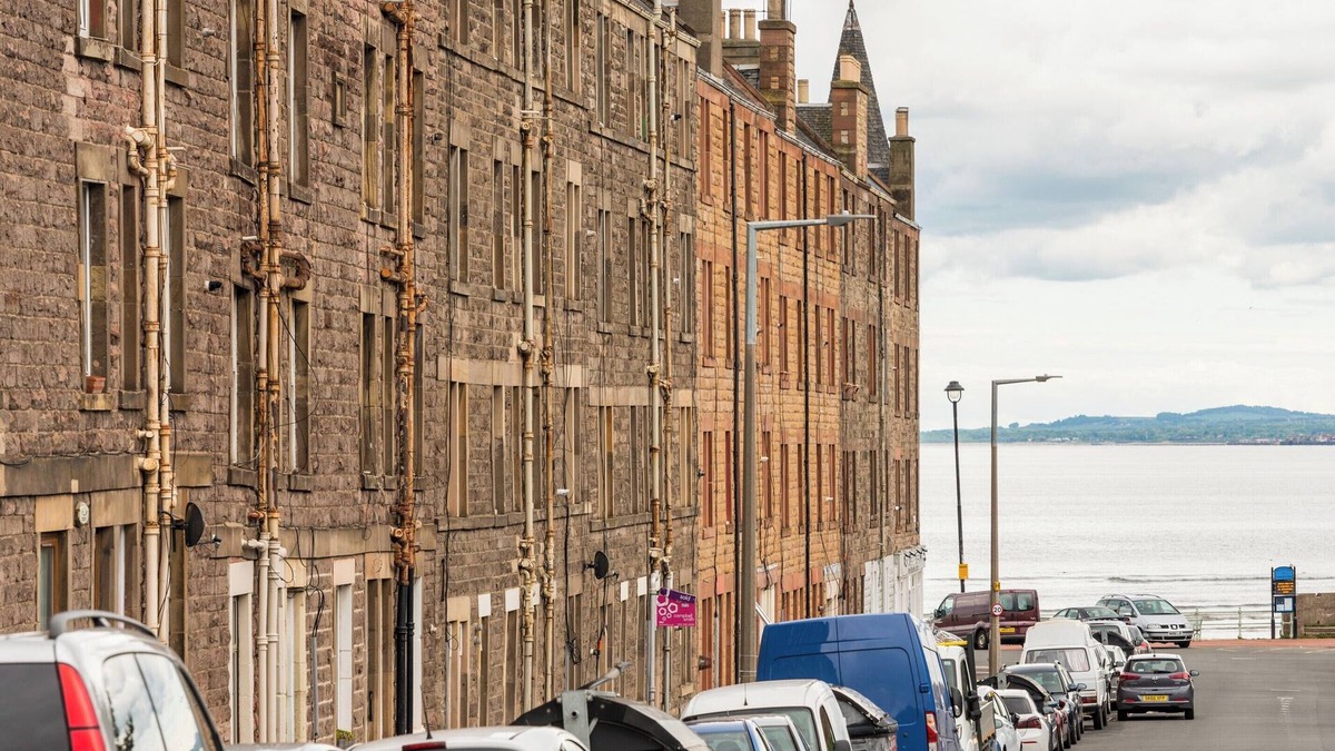 Portobello Apartment | King's Road [425] is a Quirky seaside apartment minutes walk from Portobello beach.