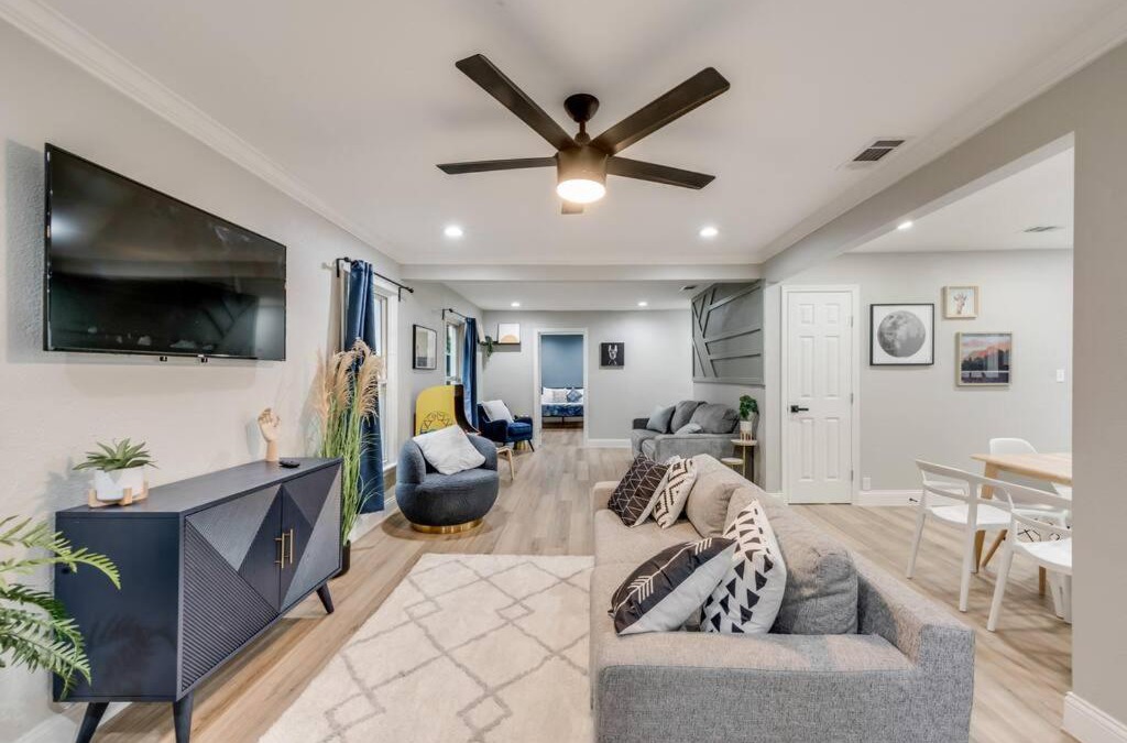 Original Town House | King Self Check-In BBQ 4 TVs Parking Rain-Shower