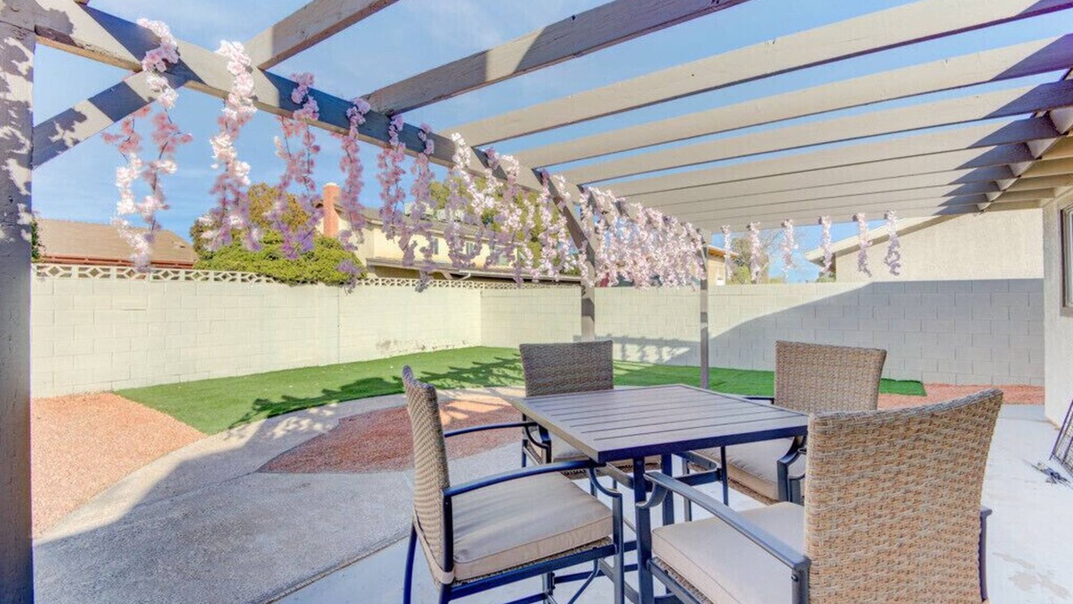 Las Vegas Villa | KING SIZE BED! MASSAGE CHAIR! EV CHARGER~OVERHEAD SHOWER!15 Minutes From Strip!