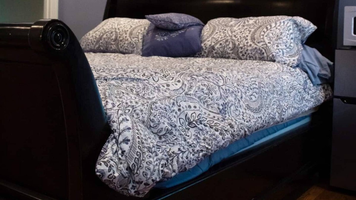 Mint Hill Bed & Breakfast | King size bed on quiet wooded property, near 485
