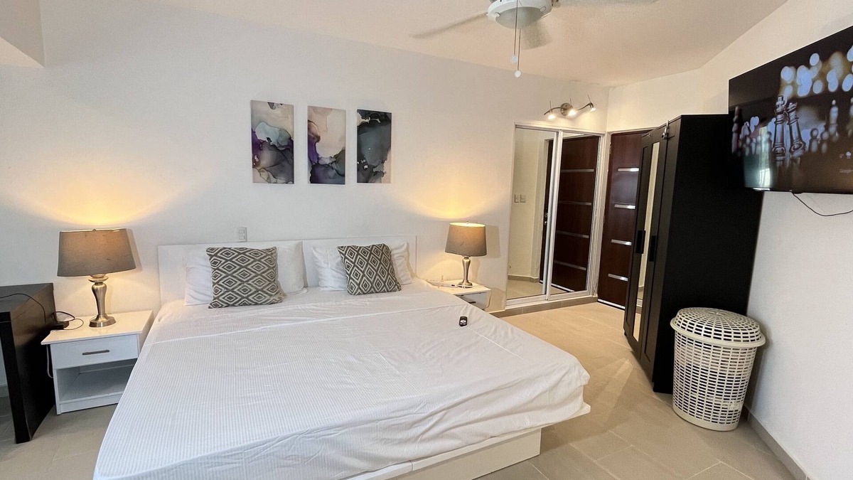 Residencial El Doral Apartment | King size bedn On the beachn Walk to everything n On the strip