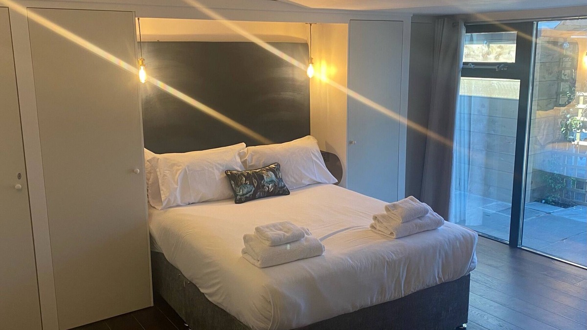 Clitheroe Apartment | King size bedroom with private bathroom