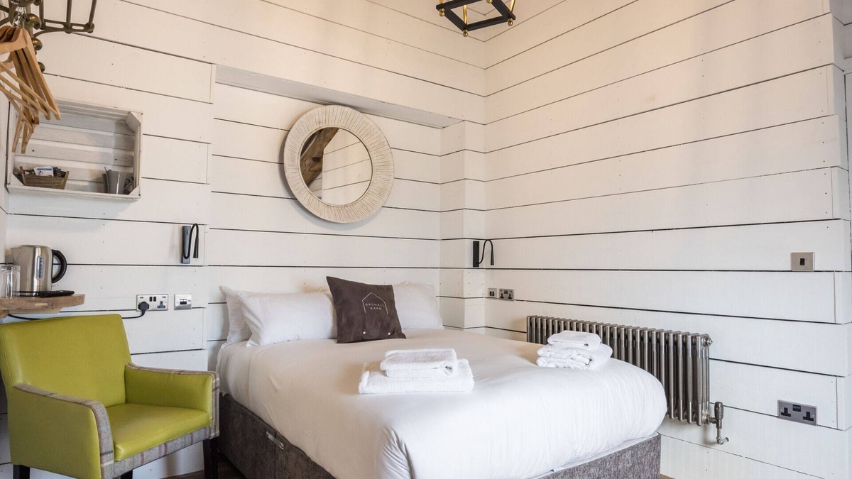 Clitheroe House | King size bedroom with private bathroom
