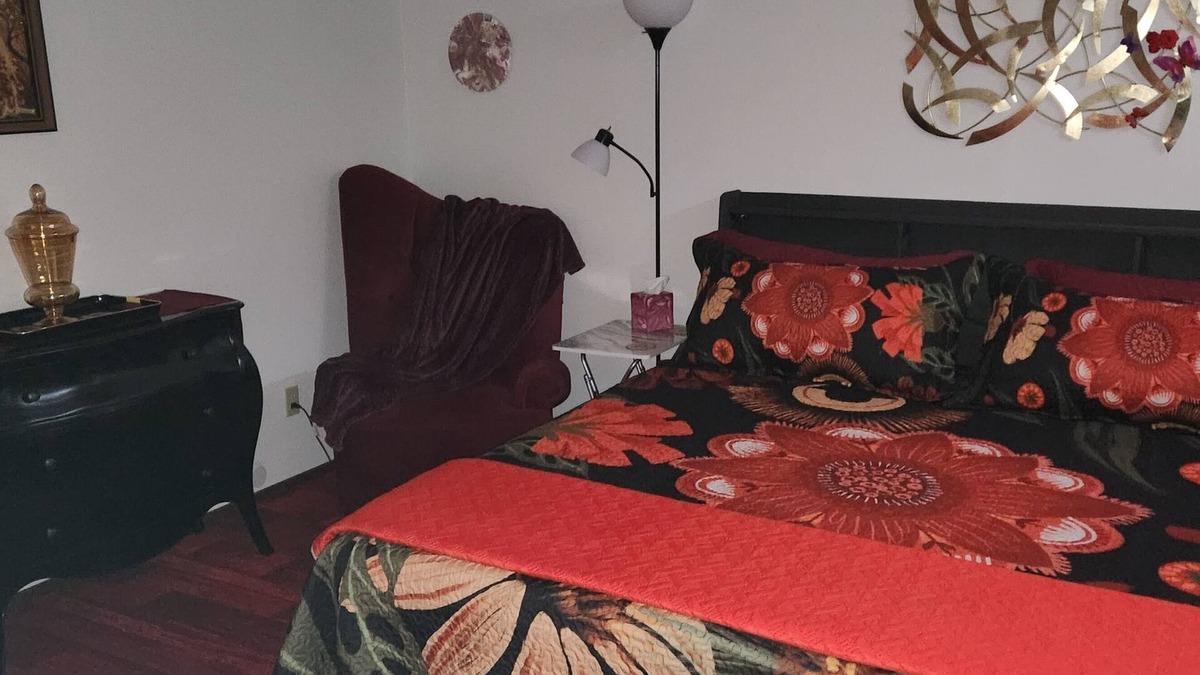 Kent Bed & Breakfast | King Size Majestic Master Suite 400sq.ft. "Private Connected Bathroom"