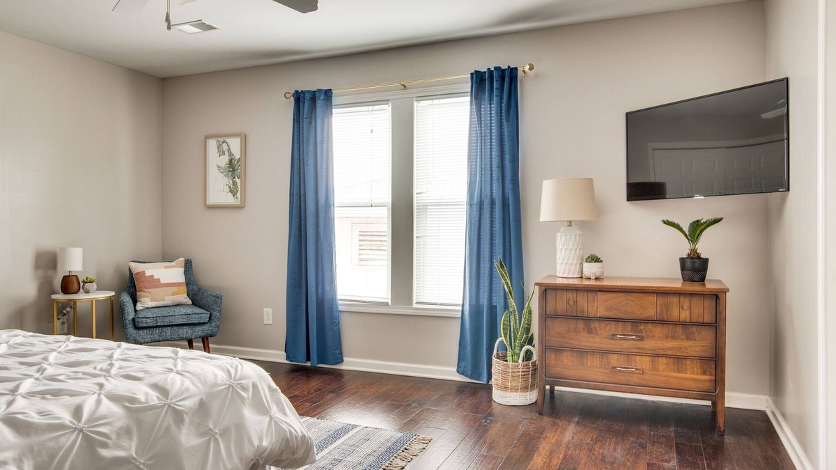 12 South Apartment | King Size Stylish Apt 10 min to city center; Ideal for longer stays