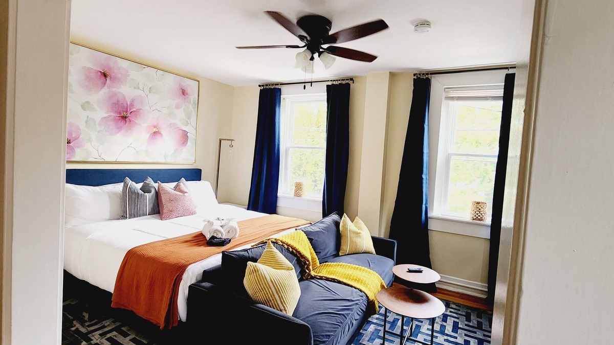 Old Town West Apartment | King St Fashionable Unit. Location is Key! Be In The Center Of All The Action