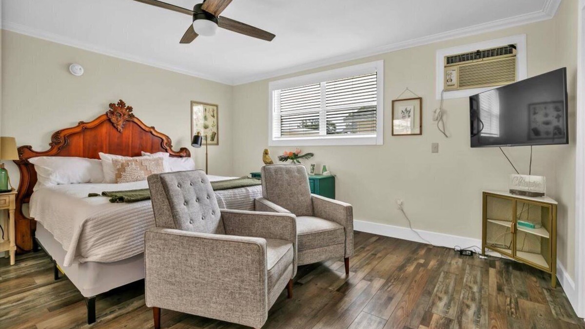 Safety Harbor Hotel | King Studio Fast Wi-Fi & Laundry in DT