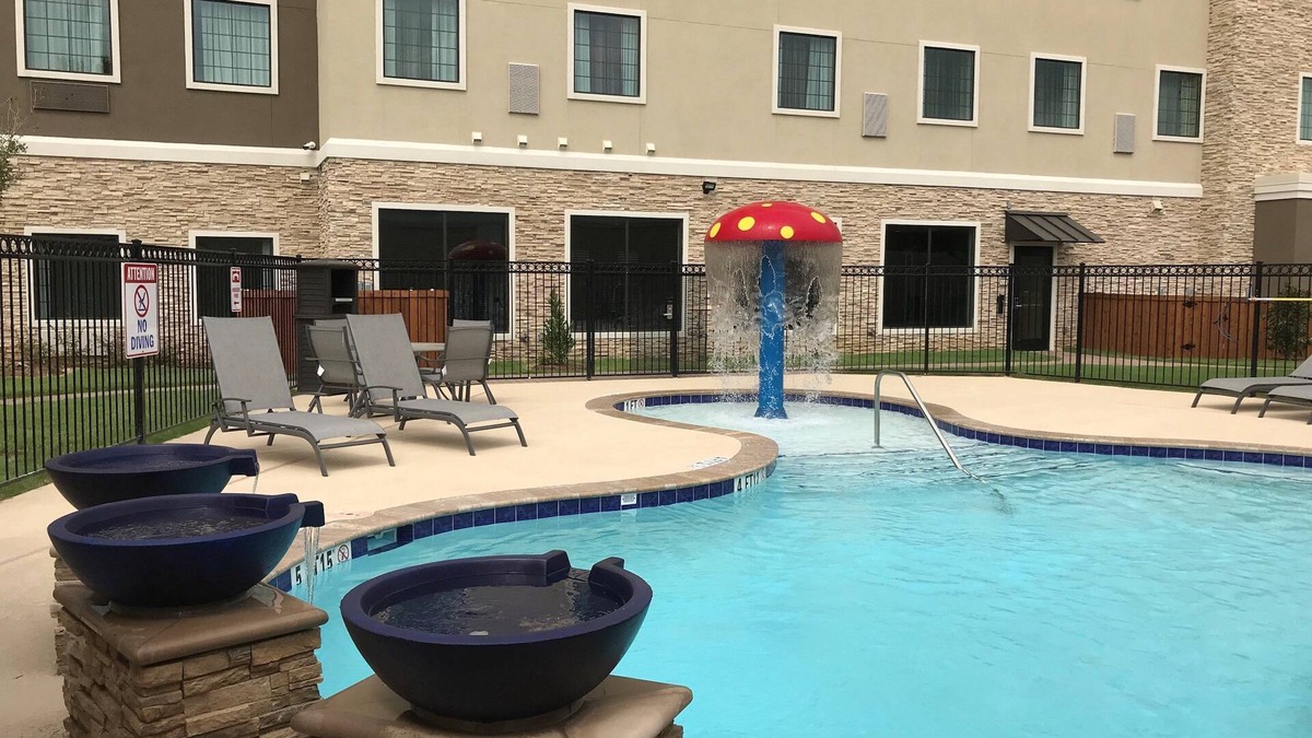 The Colony Apartment | King Studio. Free Breakfast Buffet & Pool Access.
