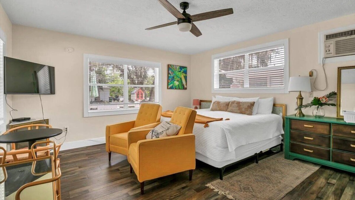 Safety Harbor Hotel | King Suite 101:Retro King Suite w/Kitchenette