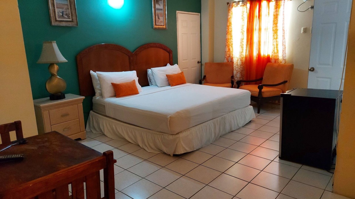 Scarborough Hotel | King suite at Bellissimo.n