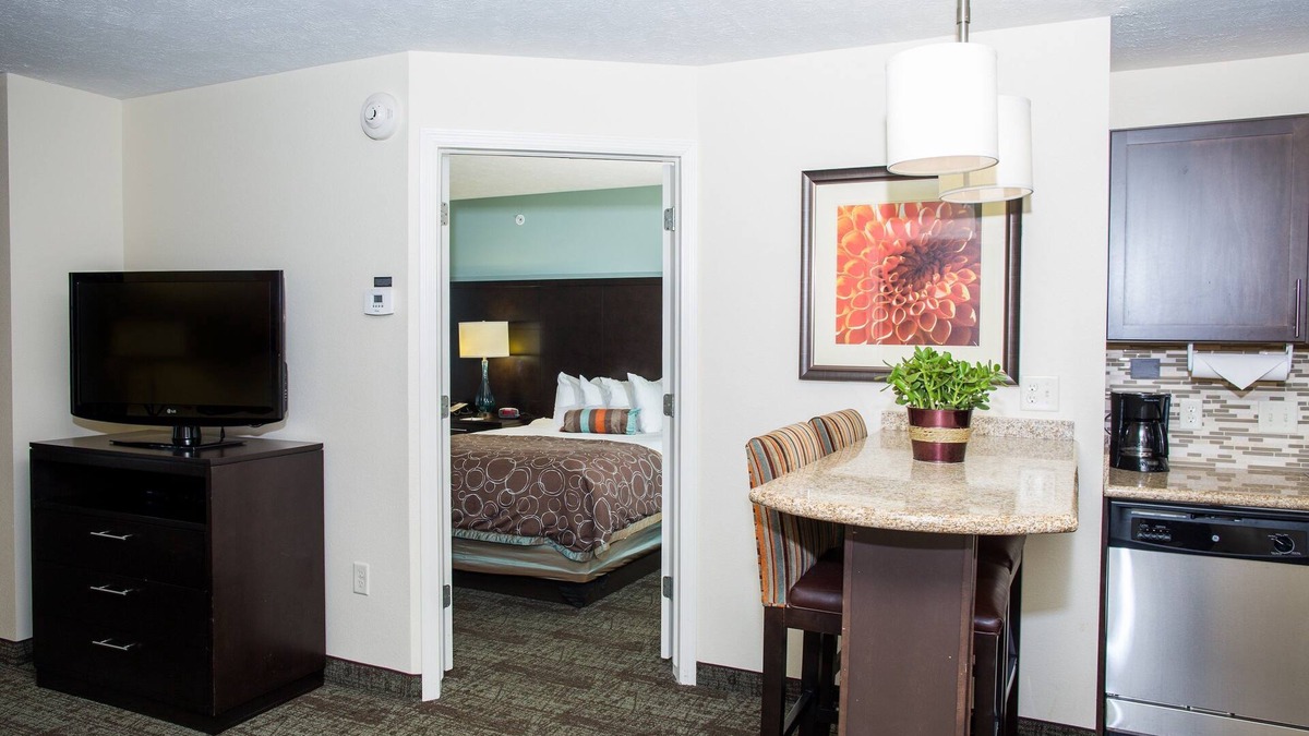 Lincoln Condo | King Suite, Breakfast, Pool, Near Univ of Nebraska