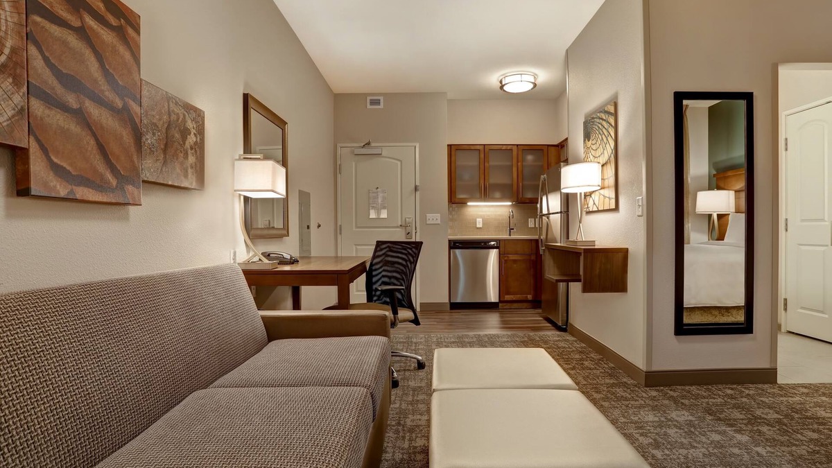 Overland Park Apartment | King Suite. Free Breakfast. Pool. Shared BBQ. Gym. Close to Overland Park Convention Center!