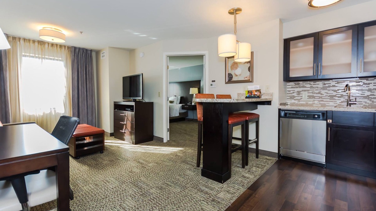 Grand Forks Condo | King Suite. Free Breakfast. Indoor Pool & Hot Tub. 15 Min Walk to University of North Dakota.