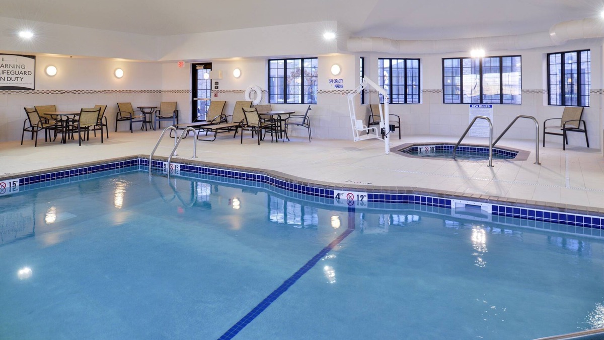Rochester Condo | King Suite | Free Breakfast + Shared Pool & Hot Tub. Close to Mayo Clinic!