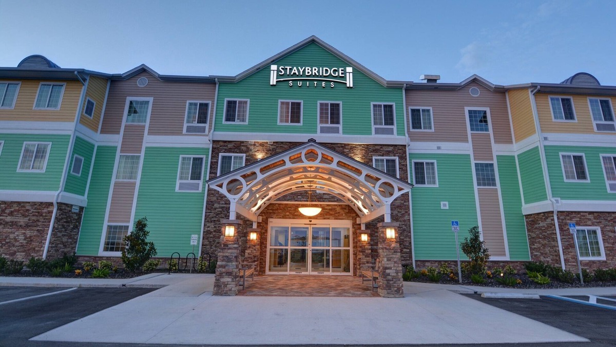 Lakeland Condo | King Suite. Free Breakfast. Outdoor Pool. 15 Min to Downtown Lakeland.