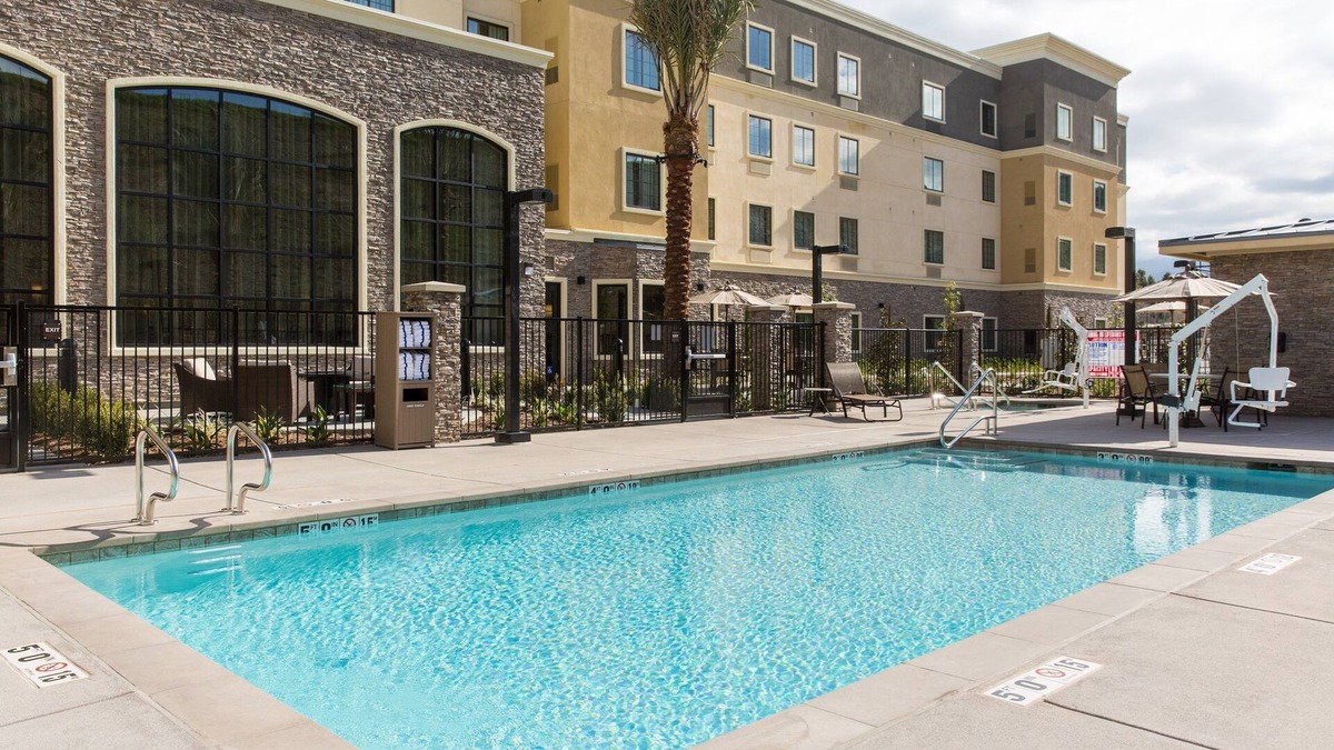 Corona Apartment | King Suite. Free Breakfast. Pool & Hot Tub. Gym. Close to Amazon!