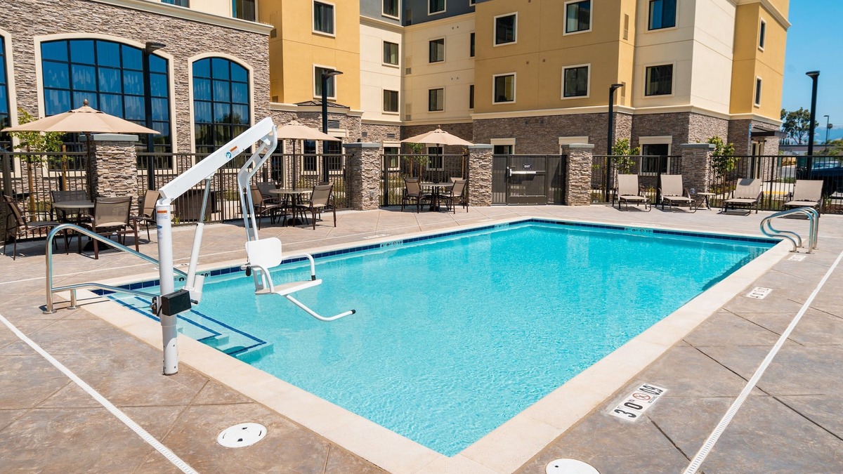 Newark Apartment | King Suite. Free Breakfast. Pool. Shared BBQ. 30 Min to Oakland Zoo!