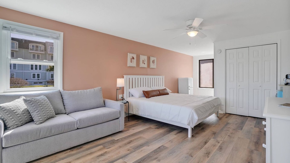 Carolina Beach Hotel | King Suite Hotel- 2 Pools, Near Beach/Boardwalk, No Pets Allowed