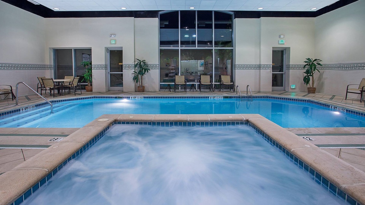 Downtown Chattanooga Condo | King Suite in Downtown Chattanooga | Free Breakfast + Hot Tub Access
