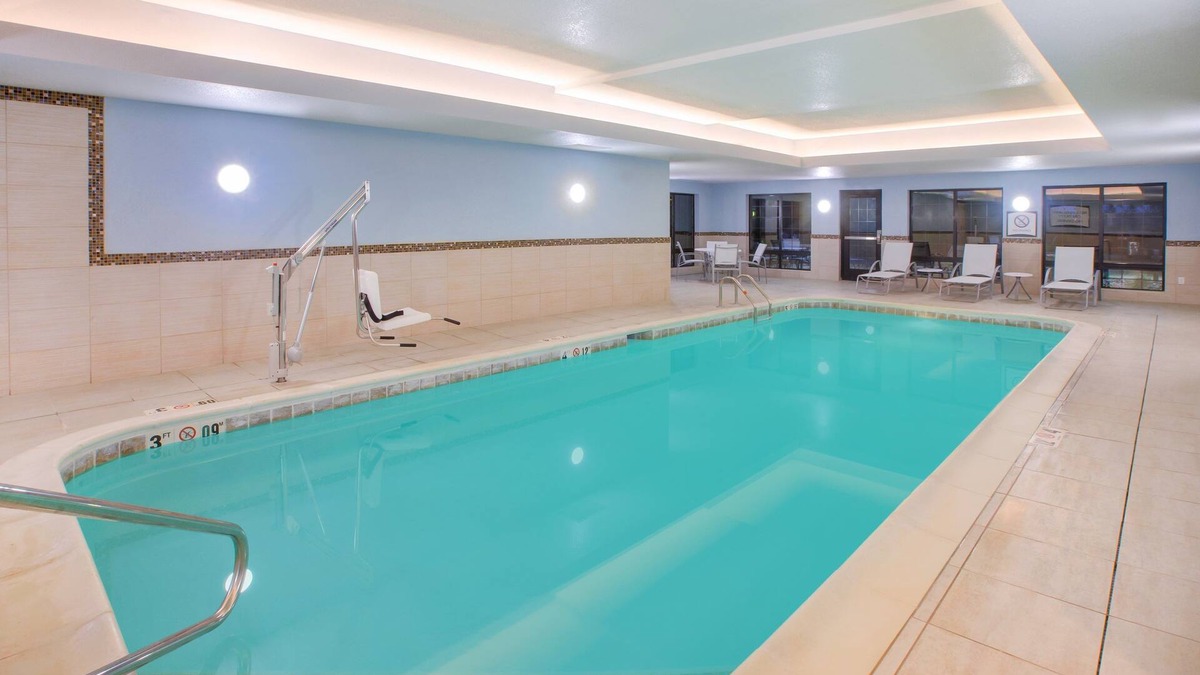Benton Harbor Condo | King Suite | Indoor Pool + Fitness Center
