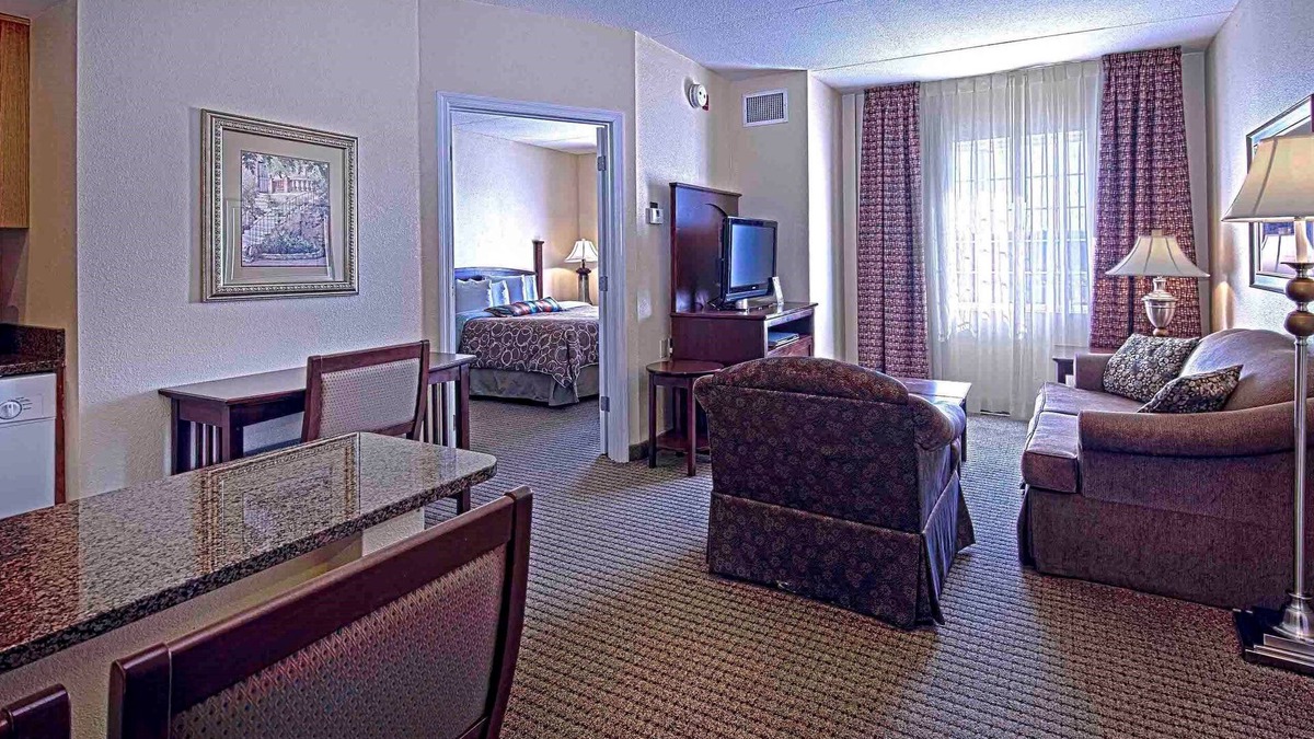 Graysville Condo | King Suite Near CHA | Free Breakfast Buffet, Pool, Gym.