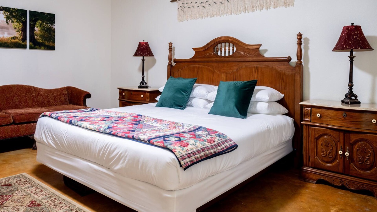 Brenham Apartment | King Suite on 73 Acres -10min to Round Top - in the middle of Austin & Houston!