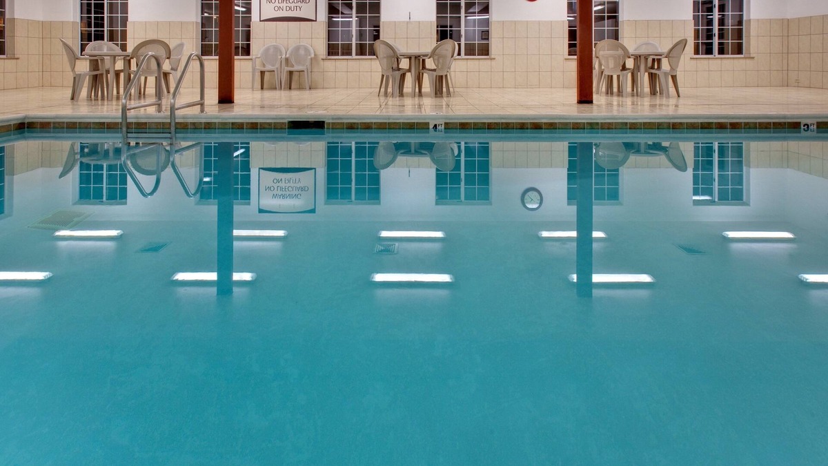 Rockford Apartment | King Suite. Pool. Free Breakfast. Great for Business Travelers!