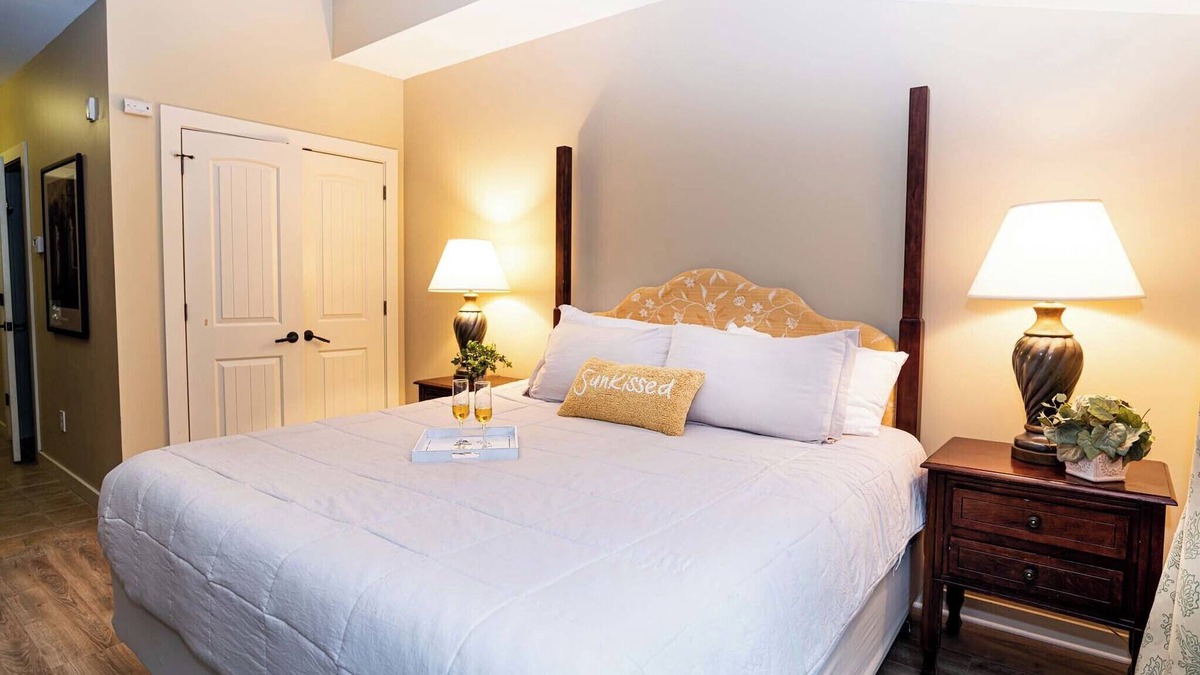 St. Augustine Condo | King Suite w/full size refrigerator -community pool & hot tub -near beaches