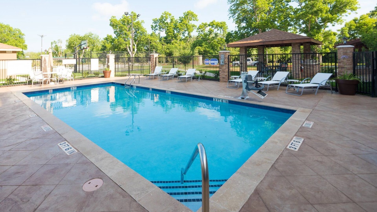 Lake Jackson Condo | King Suite w/Kitchen. Free Breakfast. Pool. Great Location!