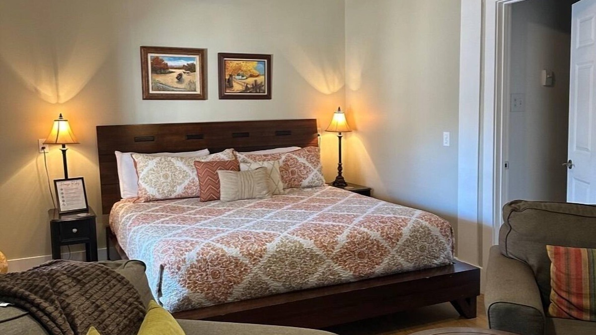 Westcliffe Hotel | King Suite with Large Bathroom