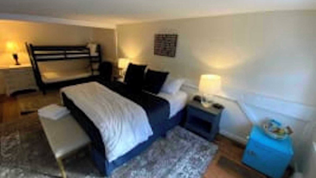 West Dover Resort | King with Bunk Bed- 2nd floor in Historic Inn