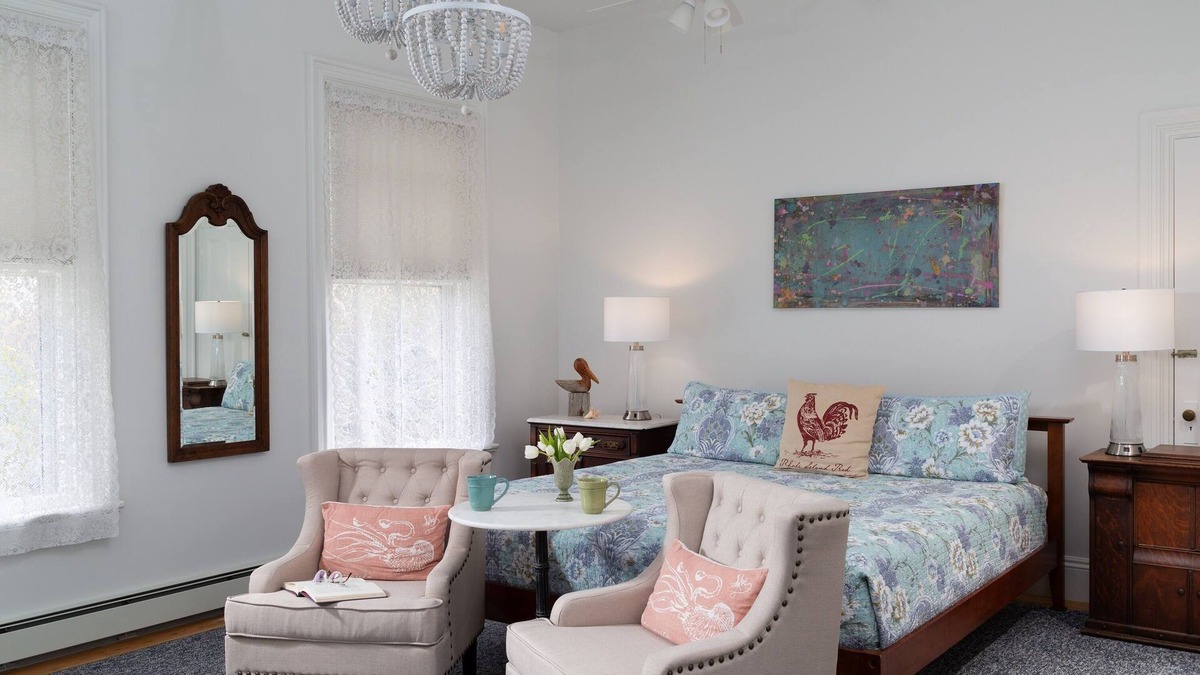 Historic Hill Apartment | King with Kitchenette and Fireplace, 2 blocks to Thames