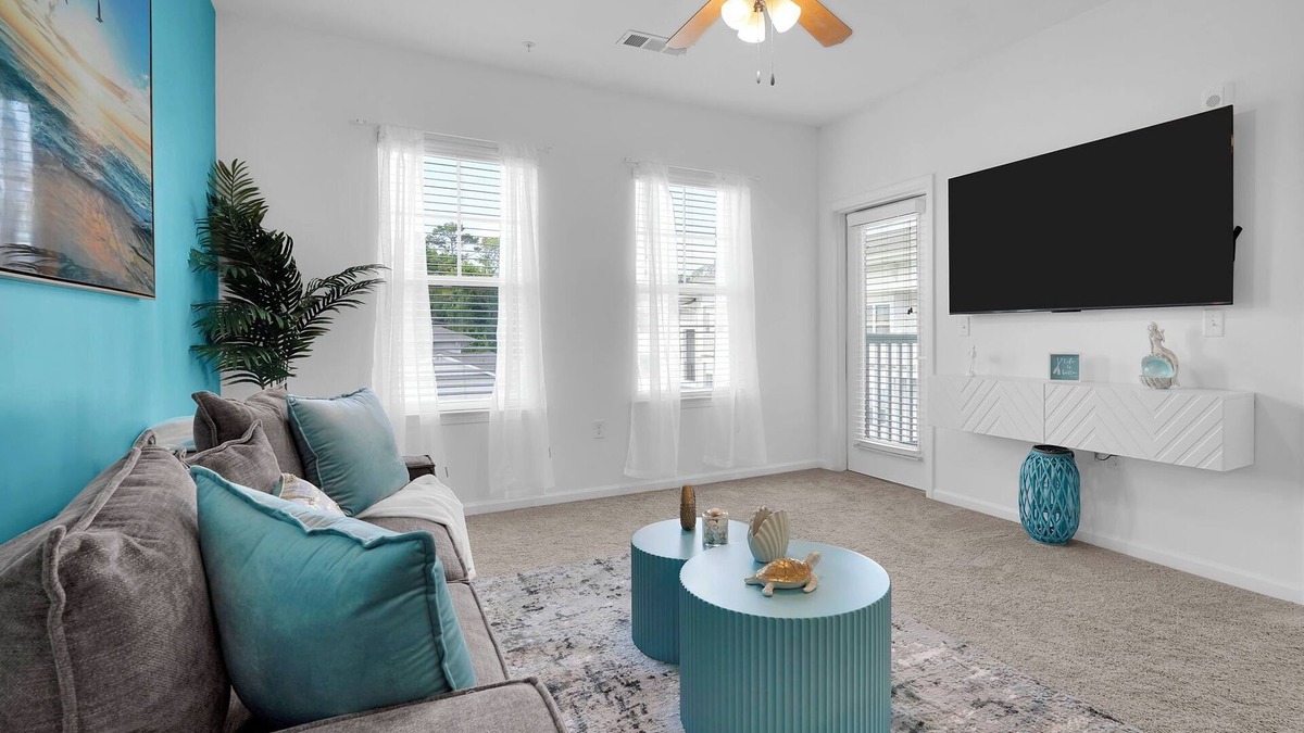 Orange Park Apartment | KingBed Luxe SaltPool Gym Work Friendly FastWifI