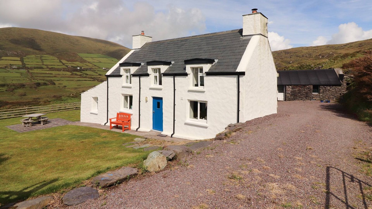 Ballinskelligs Cottage | KINGDOM OF THE HARE, family friendly in Ballinskelligs, County Kerry