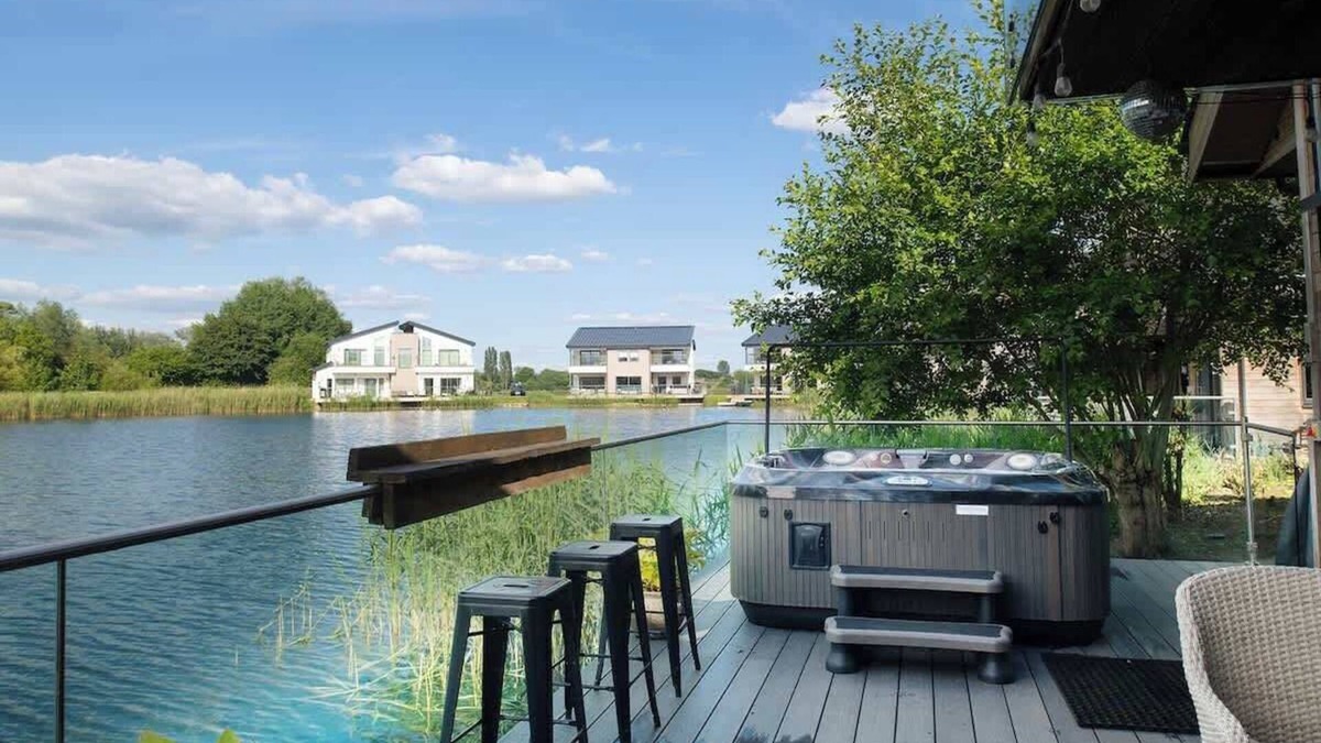 Ampney Crucis House | Kingfisher | Cotswold Lakehouse | Hot Tub & Kayak