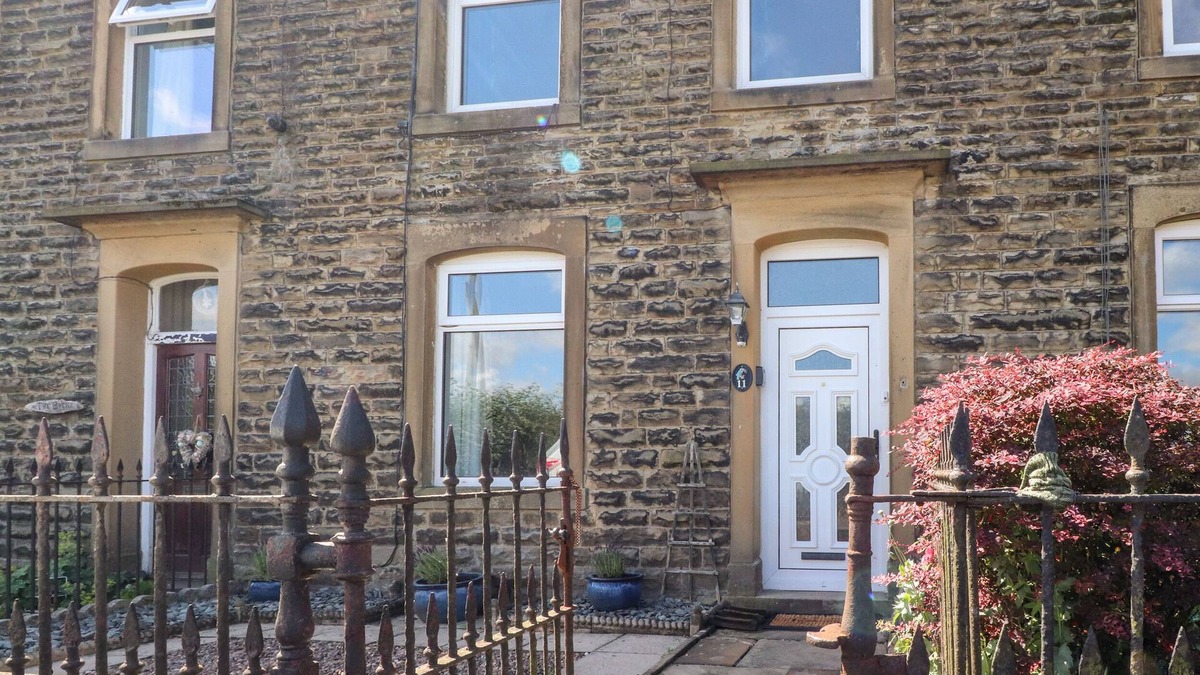 Eshton Cottage | KINGFISHER COTTAGE, 11 AIREBANK TERRACE, pet friendly in Gargrave