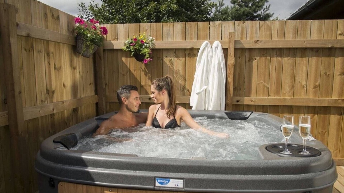 Warminster Ski Chalet | Kingfisher Hot Tub Lodge-HuntersMoon -Warminster-Longleat-Bath